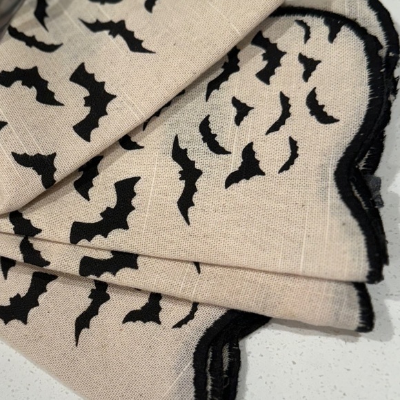 Cynthia Rowley dinner table napkins - Picture 9 of 10